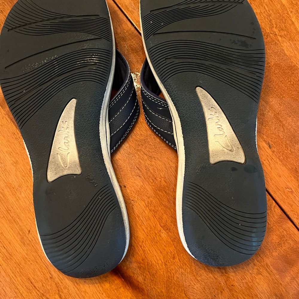 Great deal 2pairs of Clarks cloudstepper sandals Tan pr and a Navy pr size 10 - Picture 10 of 11
